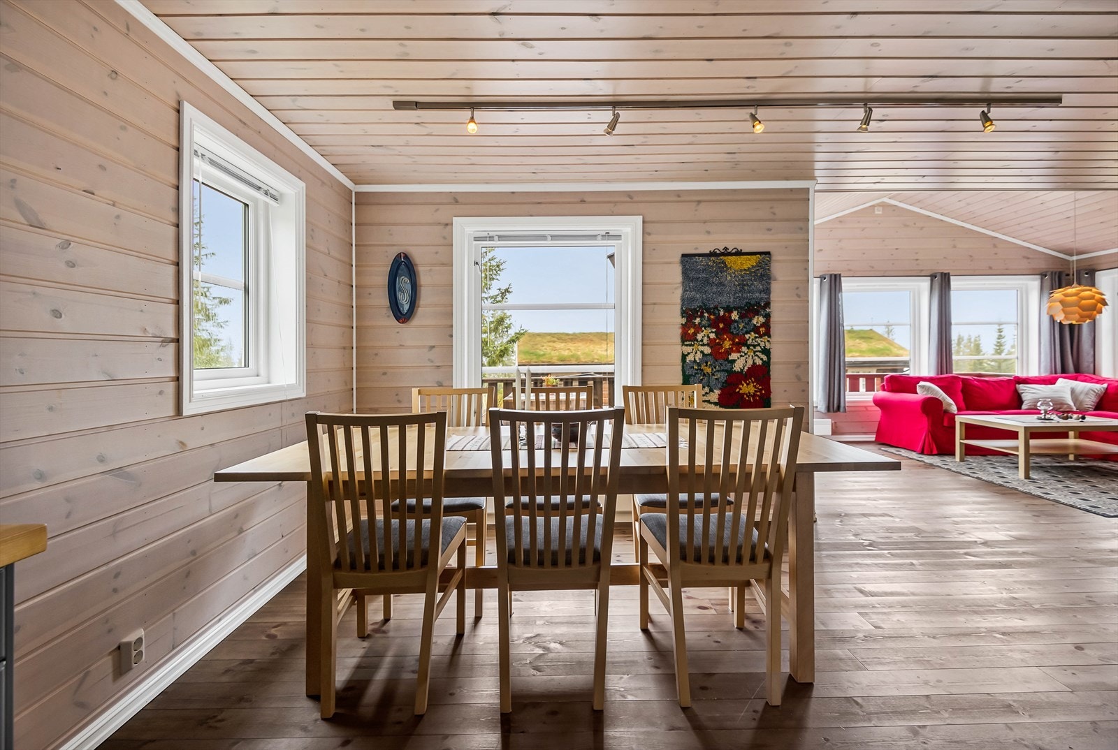 Hyggelig å samles til felles måltider når en koser seg med fri på hytta. Galleribilde