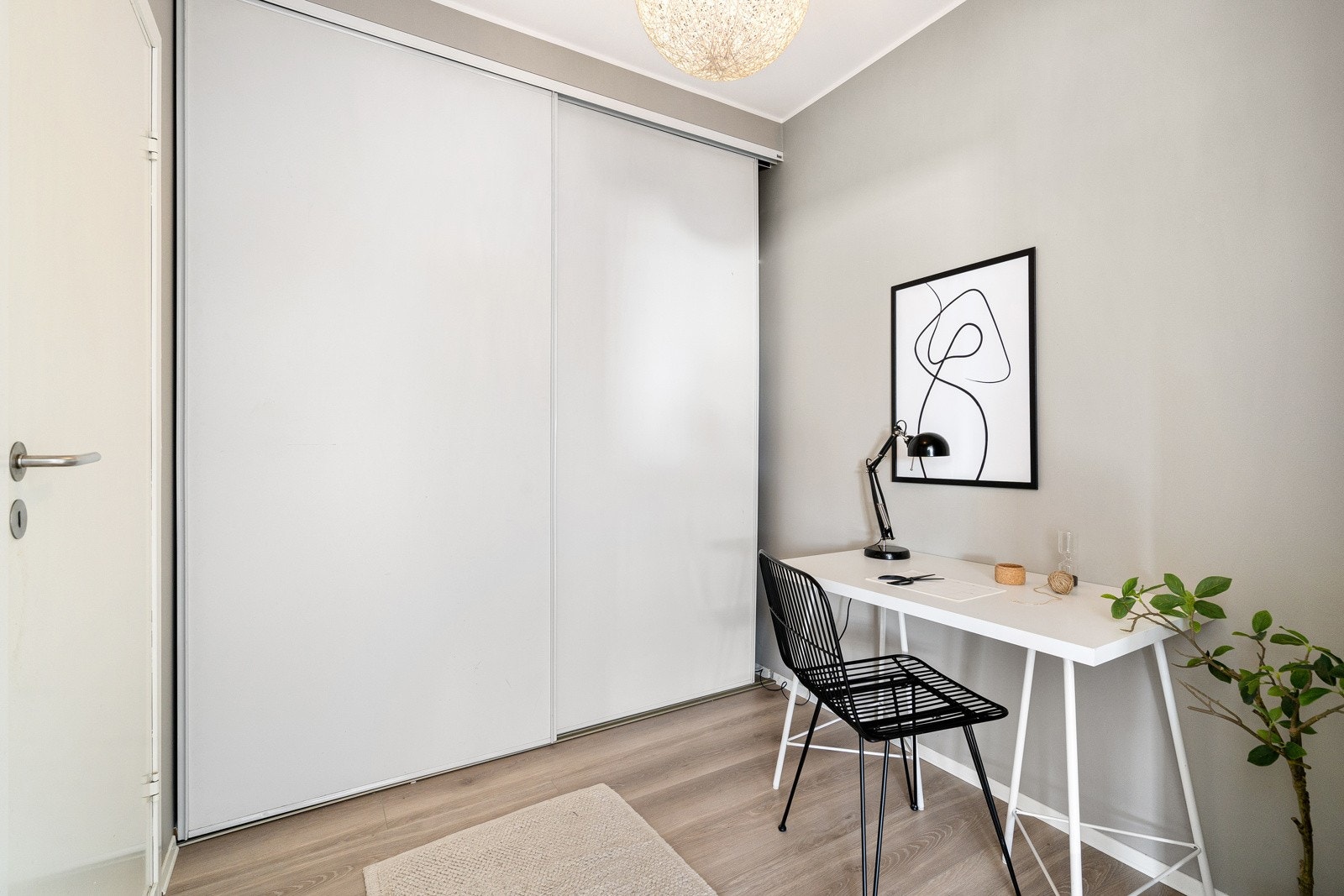 Entré med rikelig oppbevaringsplass i skyvedørsgarderobe. Galleribilde