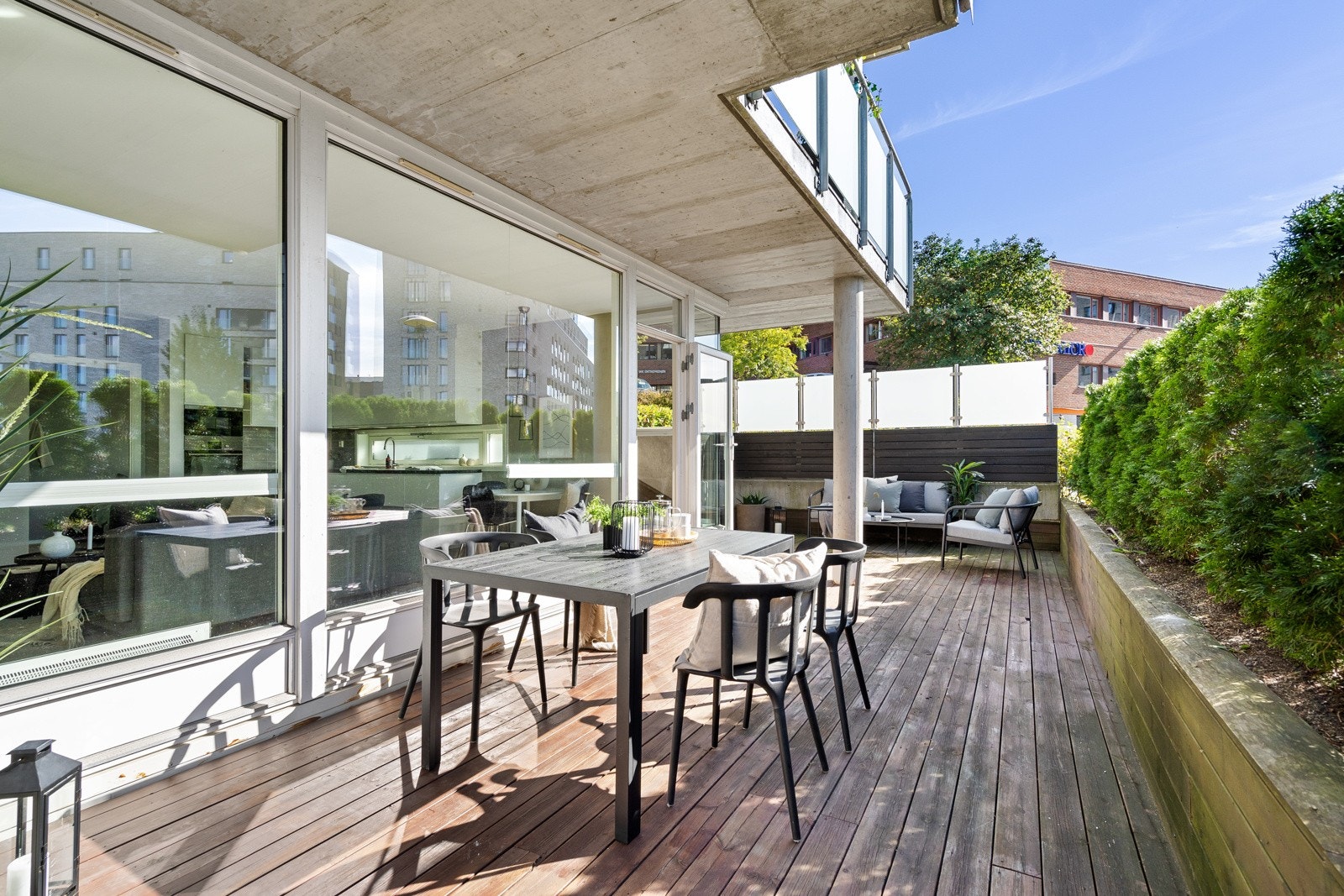 Fra stue/kjøkken er det adkomst til den fantastiske sydvestvendte terrassen. Galleribilde
