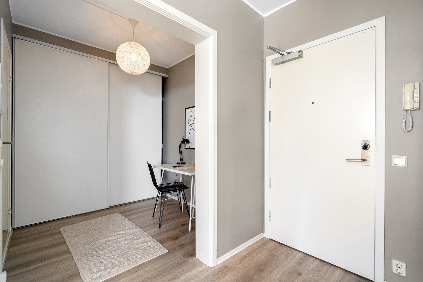 Innbydende entré med dørcallinganlegg. Galleribilde