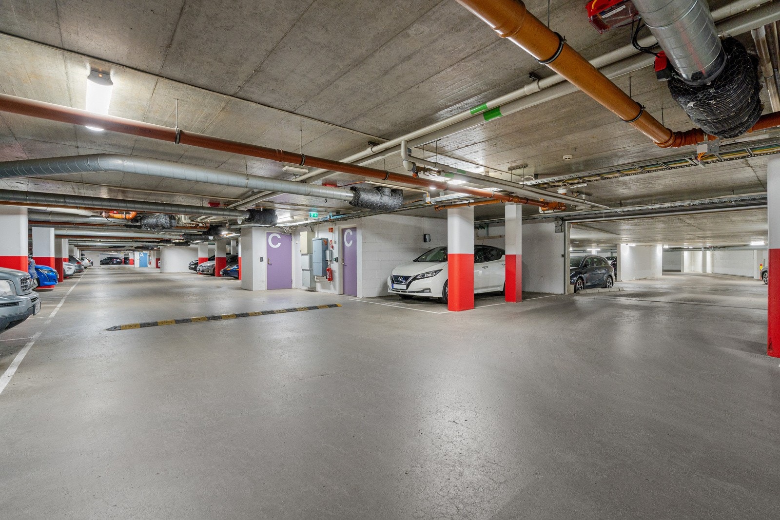 Garasjeanlegg i kjeller med mulighet for kjøp/leie. Boligen disponerer også en kjellerbod på ca. 5,5 kvm. Galleribilde