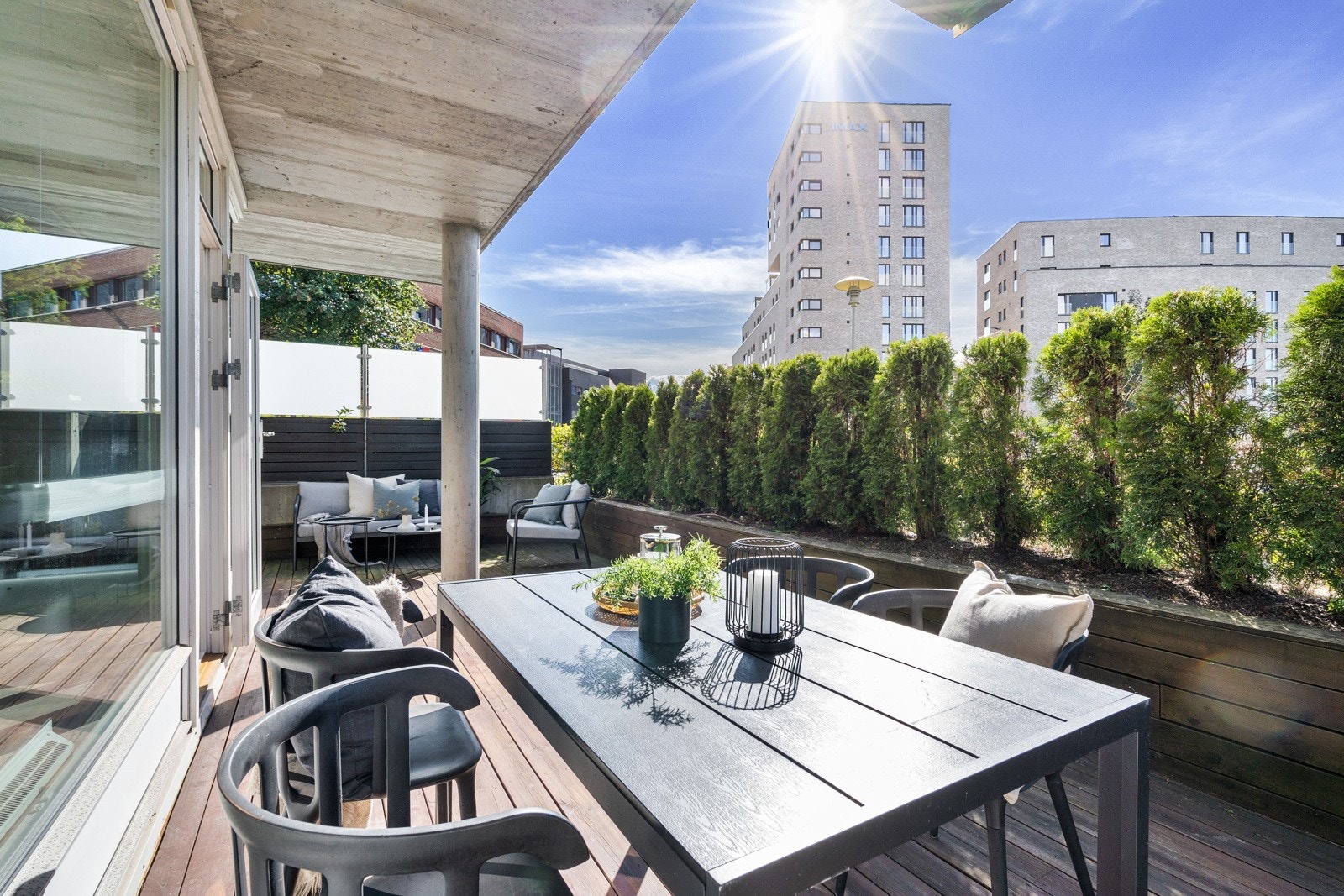 Solrik og skjermet terrasse på ca. 43 kvm. Galleribilde