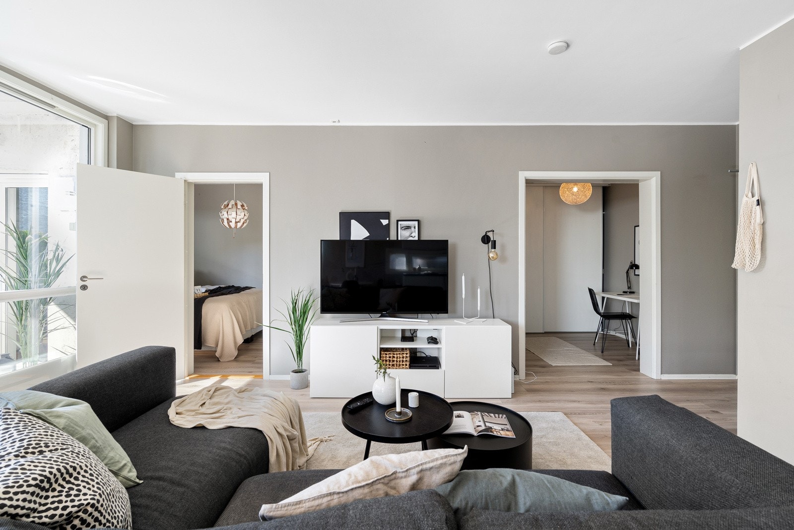 Varmtvann, samt kabel-TV og bredbånd fra Telia er inkludert i felleskostnadene. Galleribilde