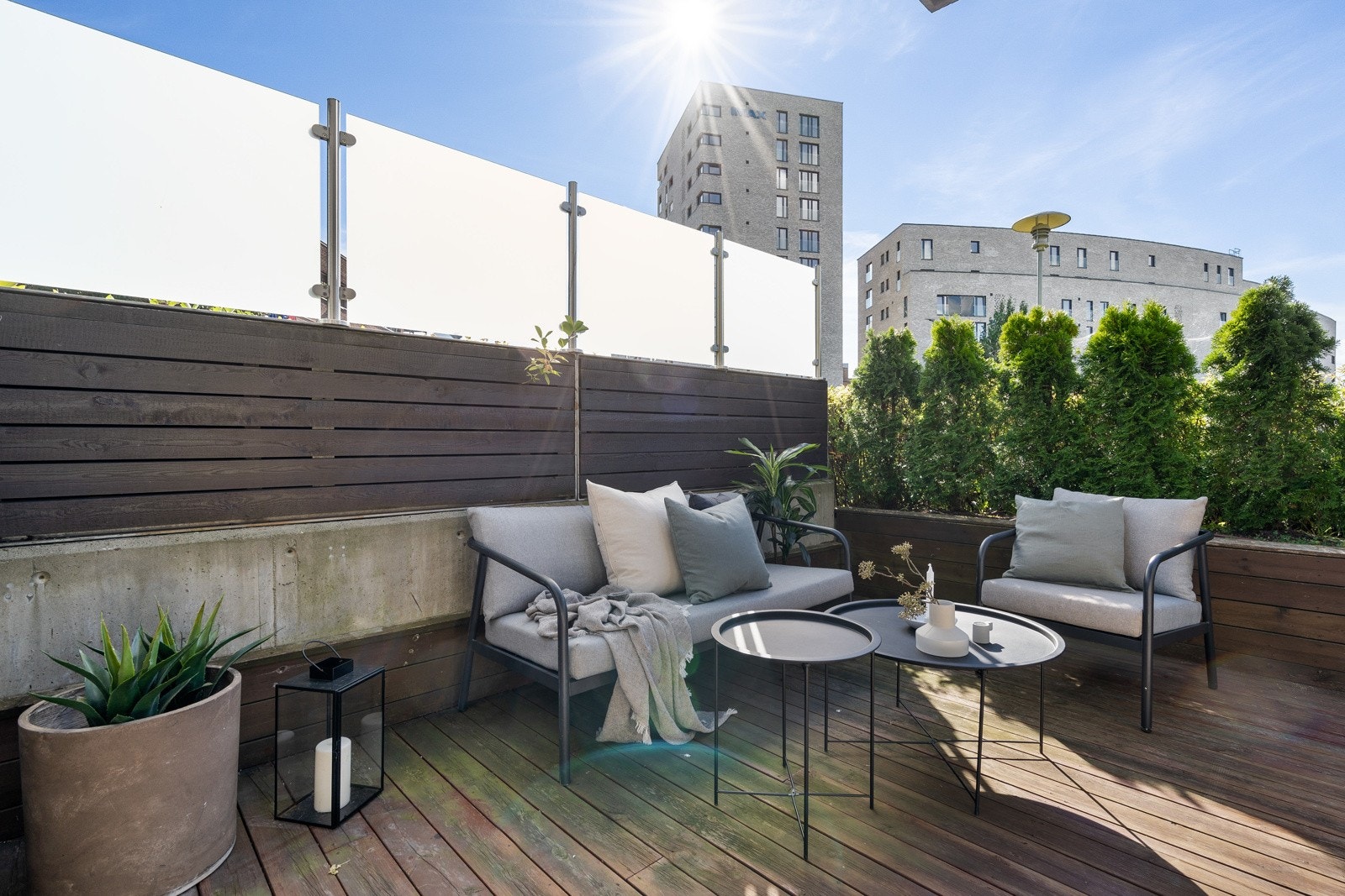 Terrassebord på balkongdekke, samt montert utelys og stikkontakt. Galleribilde