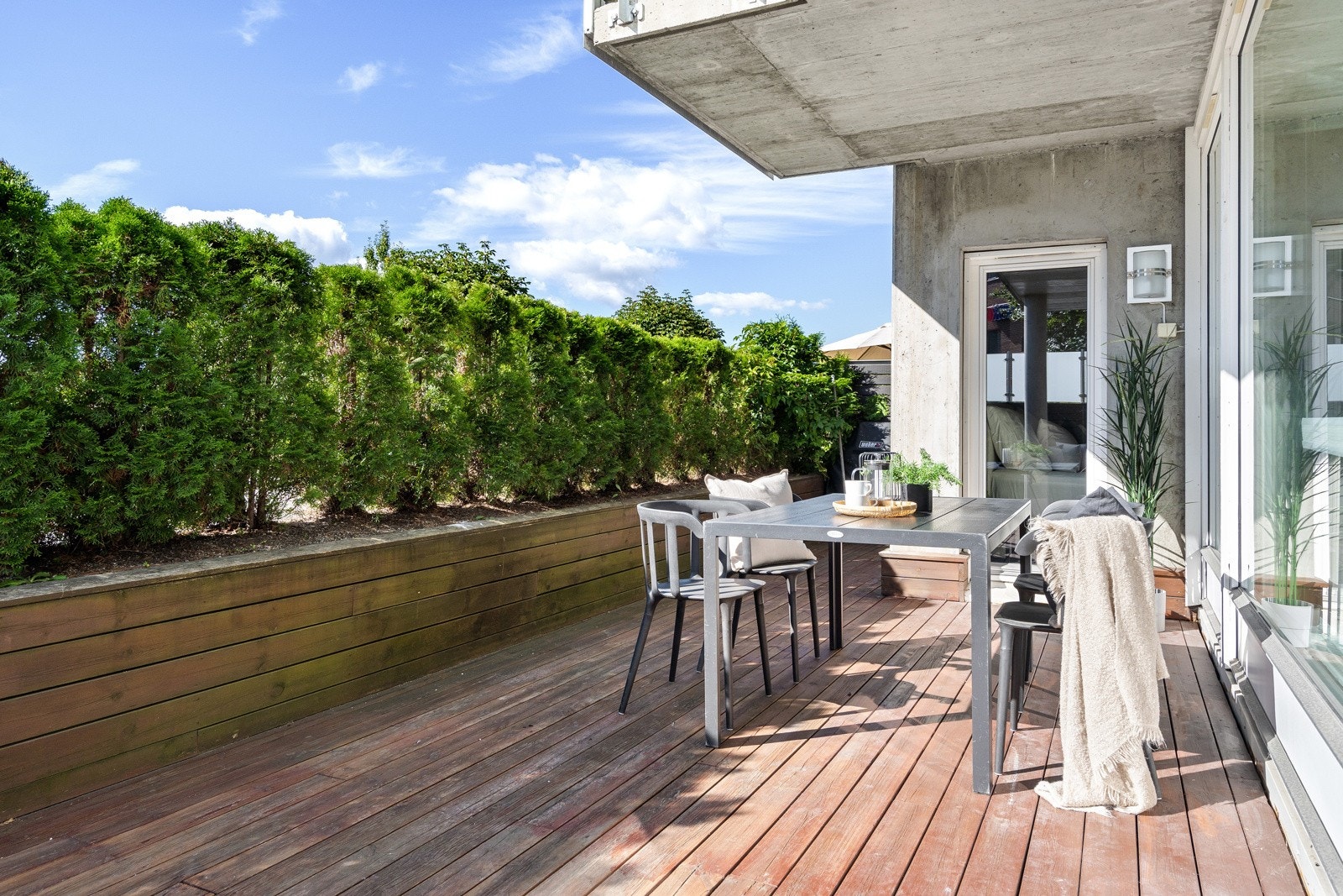 Her er det god plass til både lounge og sittegruppe, grill, planter og annet ønsket møblement. Galleribilde