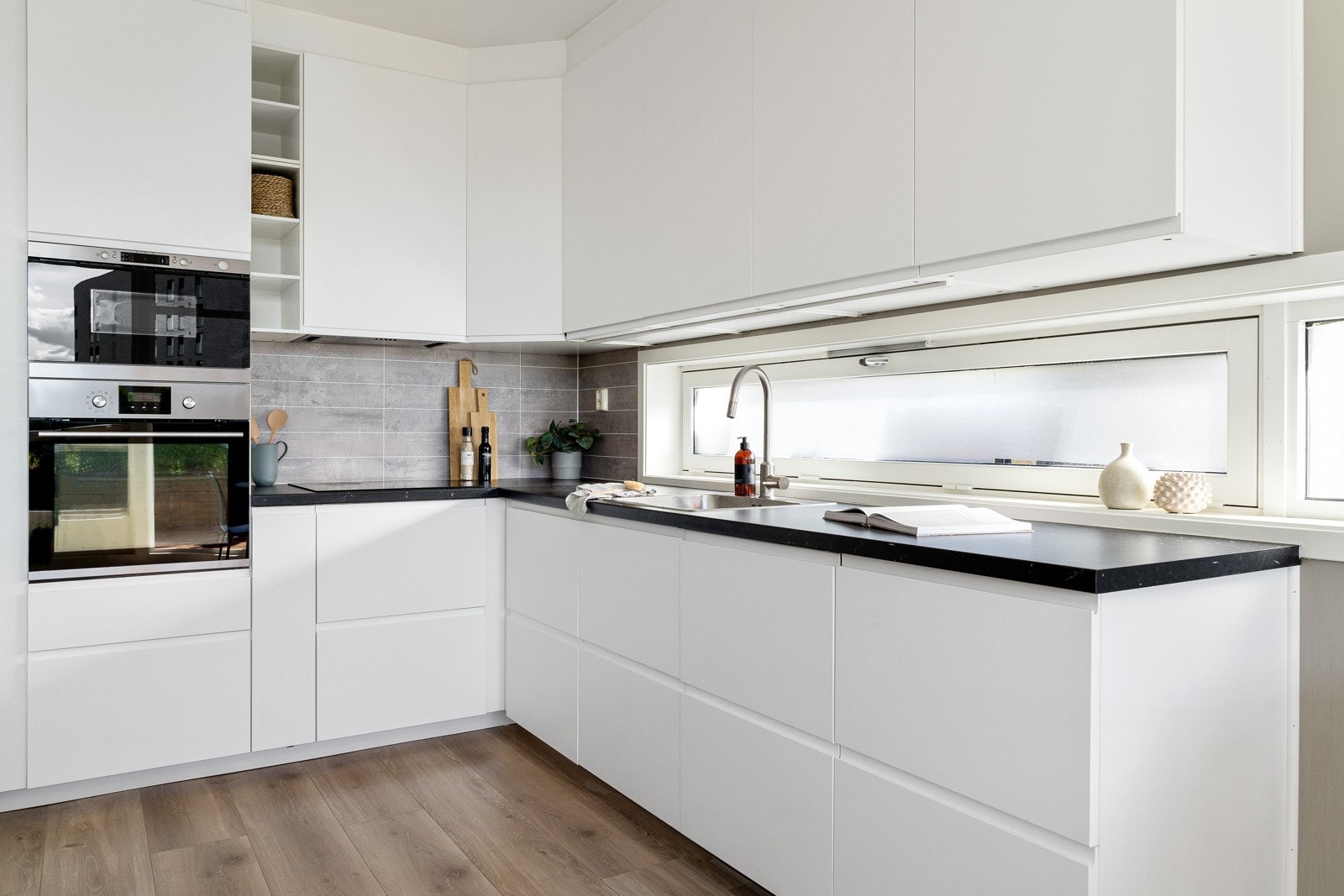 Stilrent IKEA-kjøkken fra 2017 med hvite, slette fronter. Galleribilde