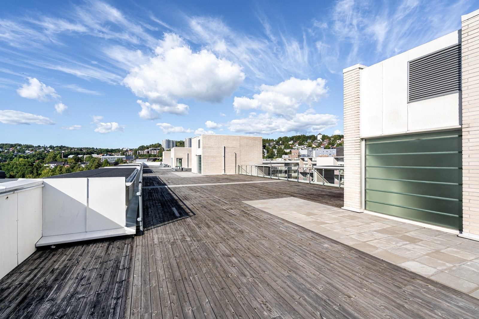 Det er heisadkomst til en stor, felles takterrasse. Galleribilde