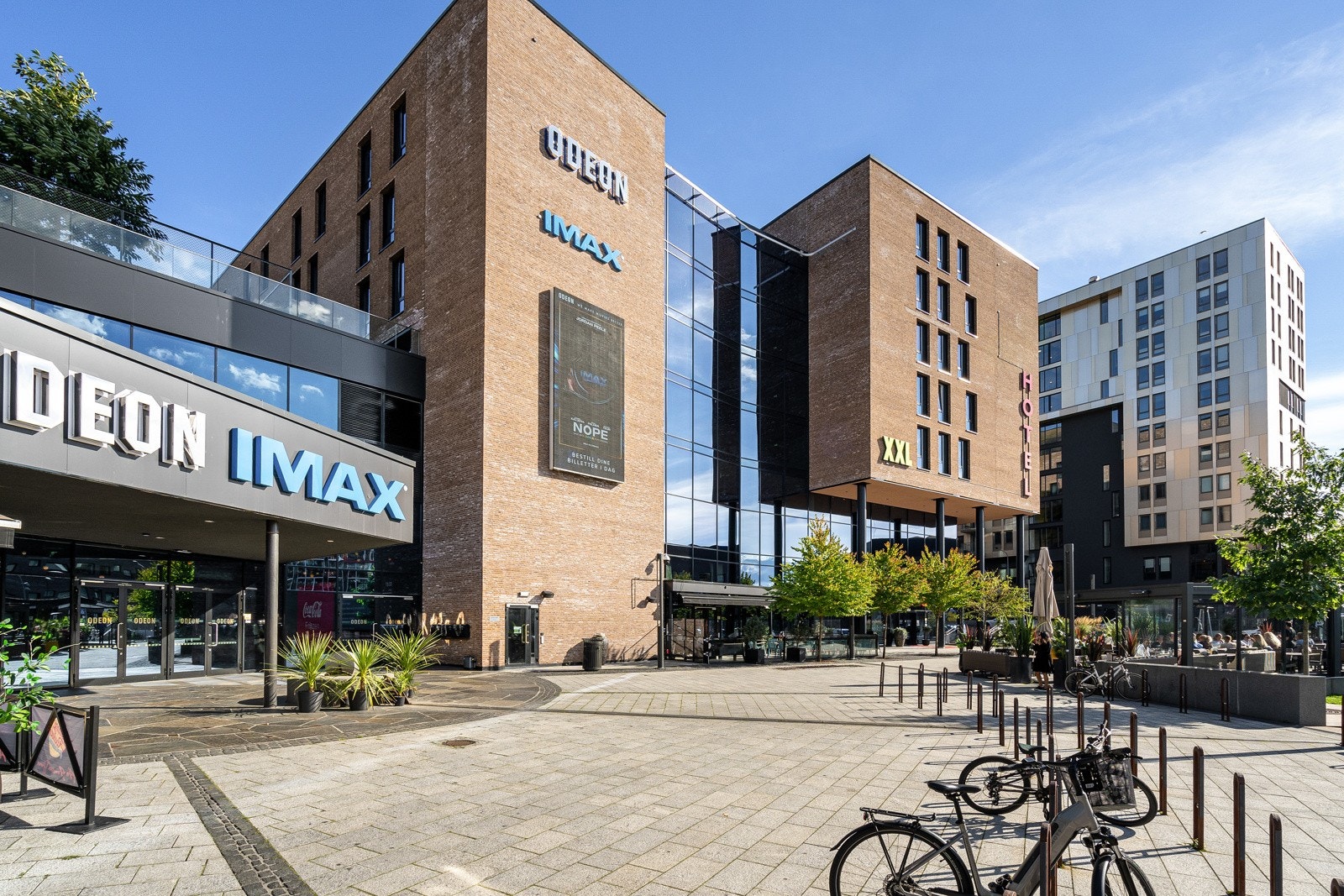 Storotunet ligger i umiddelbar nærhet med blant annet Odeon kino, Sumo, XXL og Thon hotel. Galleribilde