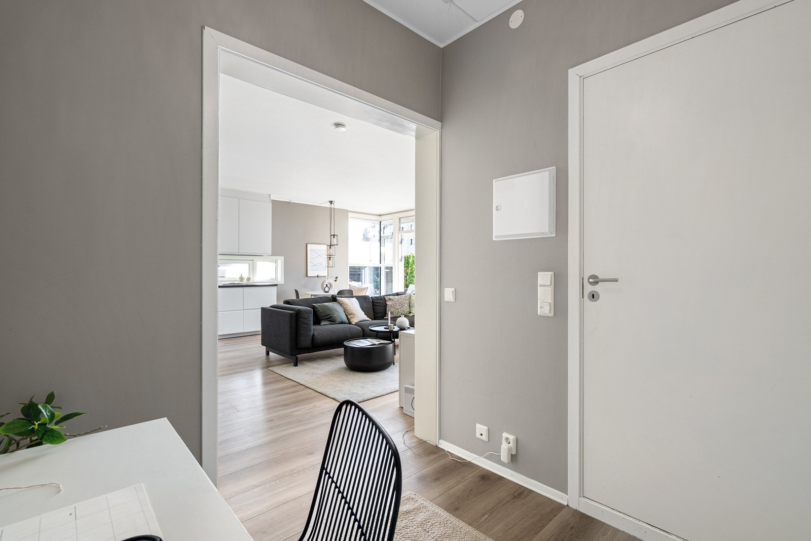 Entréen er såpass romslig at du også får fin plass til skrivepult. Galleribilde