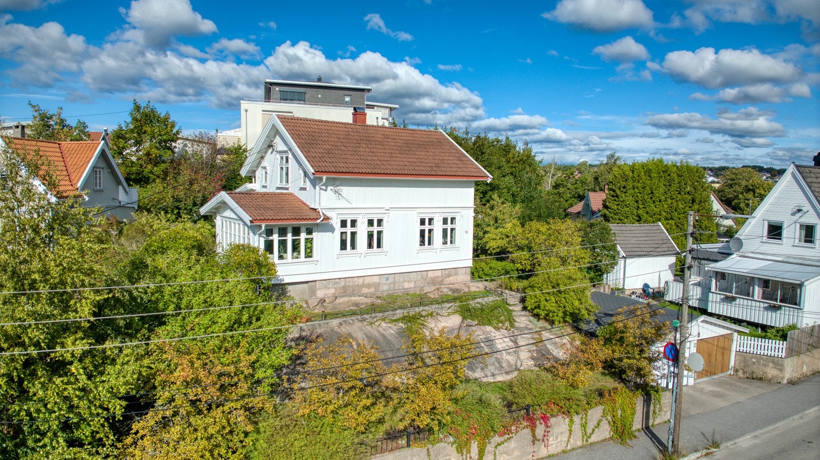 Høy og solrikt på Grønlifjellet - en kort spasertur fra byens sentrumsgater - og med Fredrikstadmarka i nabolaget. Galleribilde