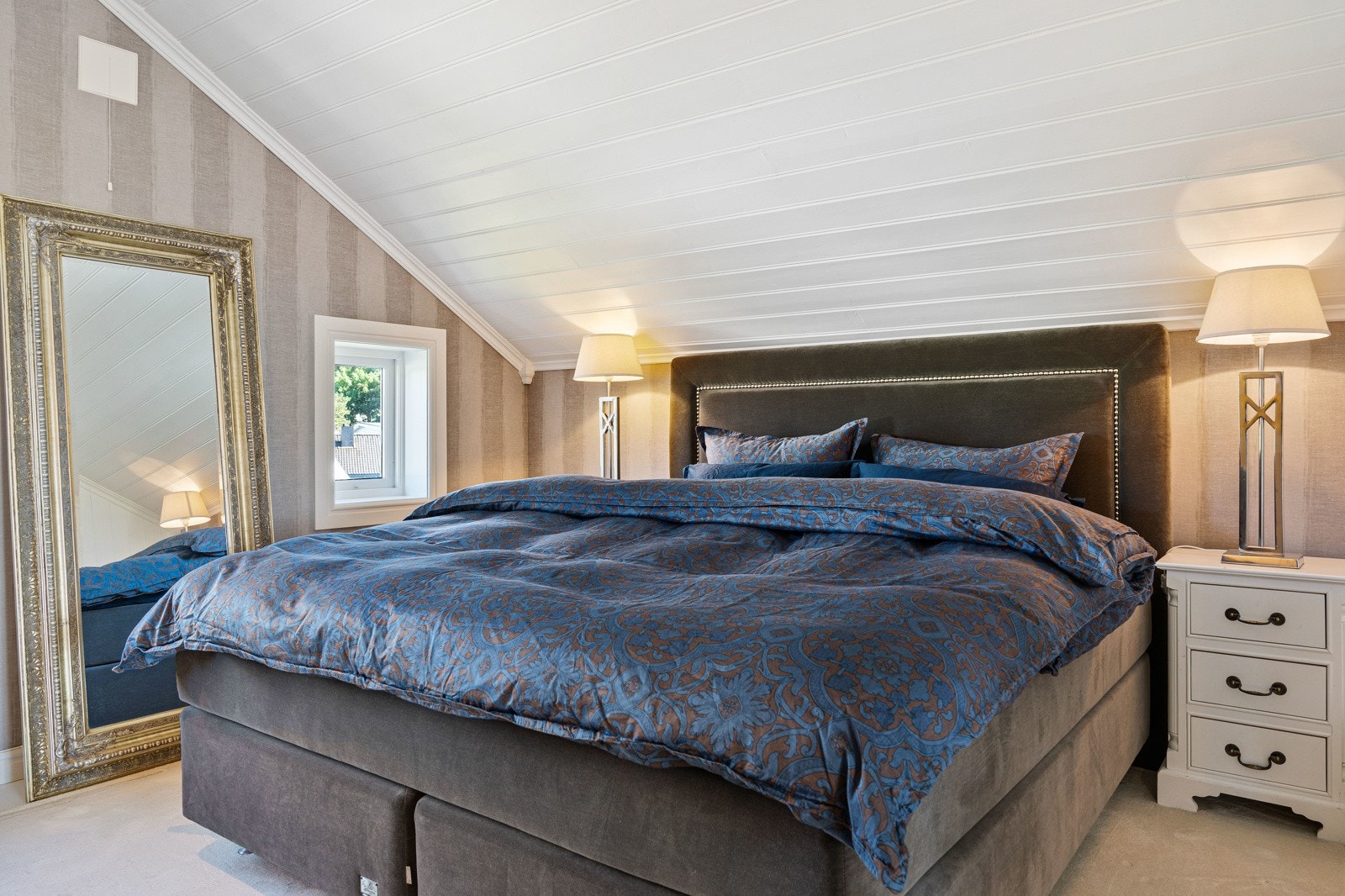 Hovedsoverommet - med walkin garderobe. Galleribilde
