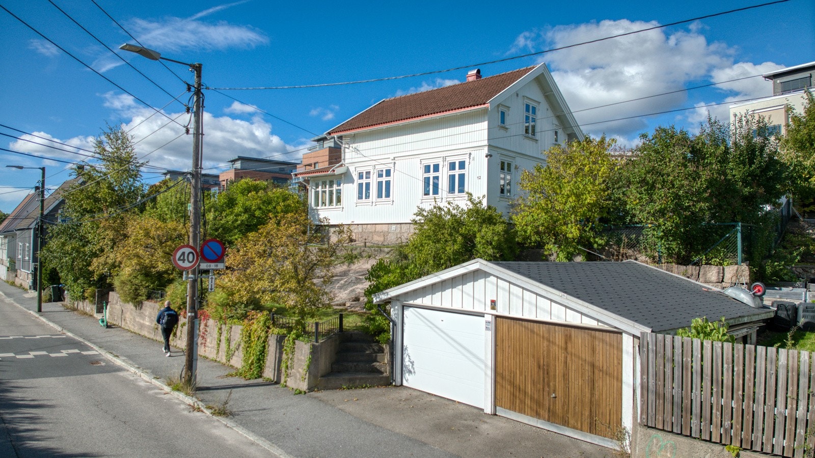 Eiendommen disponerer en garasjeplass som eies og driftes i fellesskap med naboeiendommen. Galleribilde