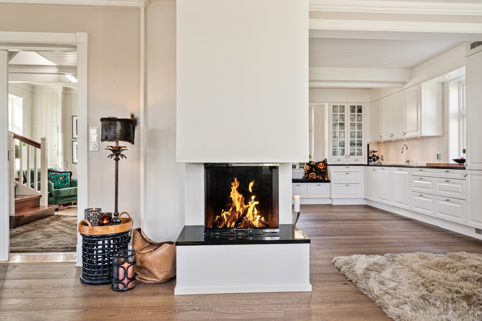 Sentralt i stuen er det montert en elegant, ny peis. Galleribilde