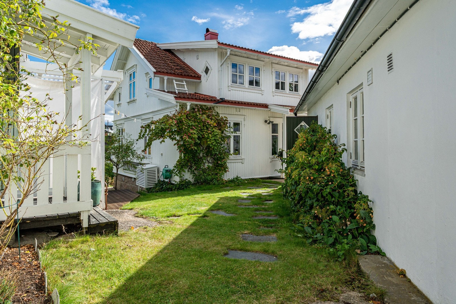 Mellom bygningene dannes et fint tun og fine passasjer. Galleribilde