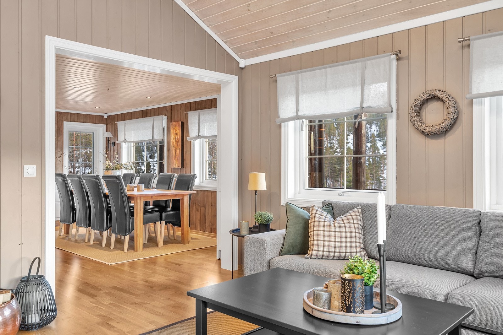 Fra stua er det åpent til spisestue og kjøkken, her ser vi mot spisestua Galleribilde