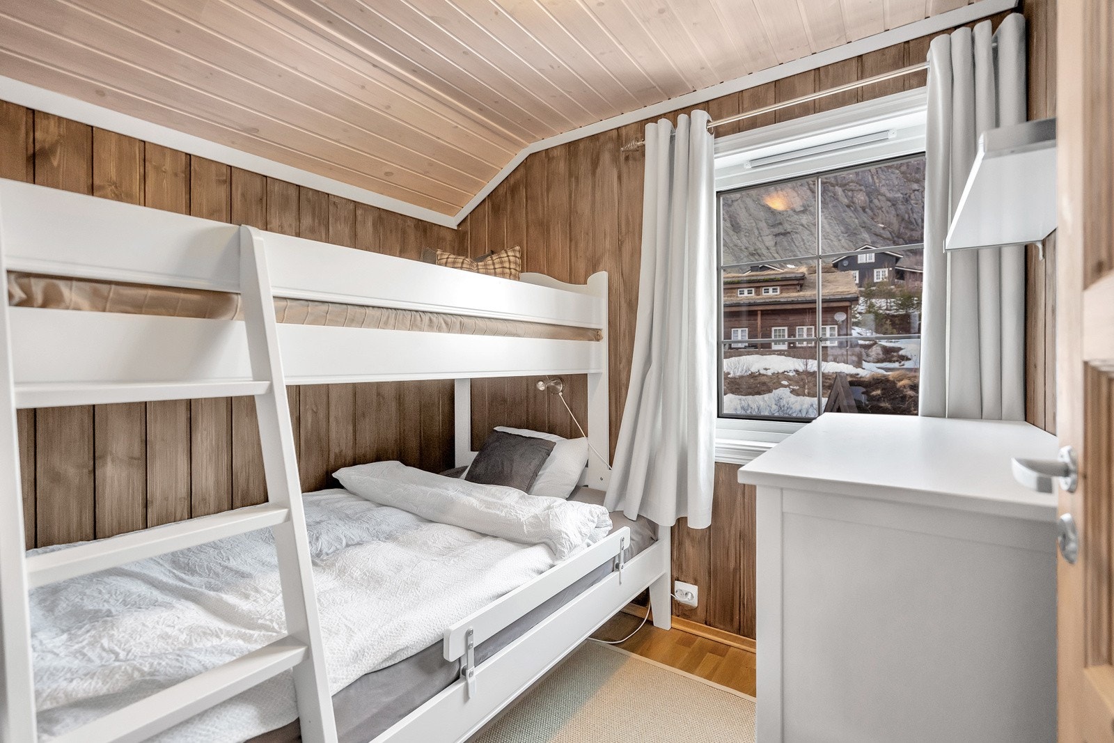 To soverom i loftsetasjen Galleribilde