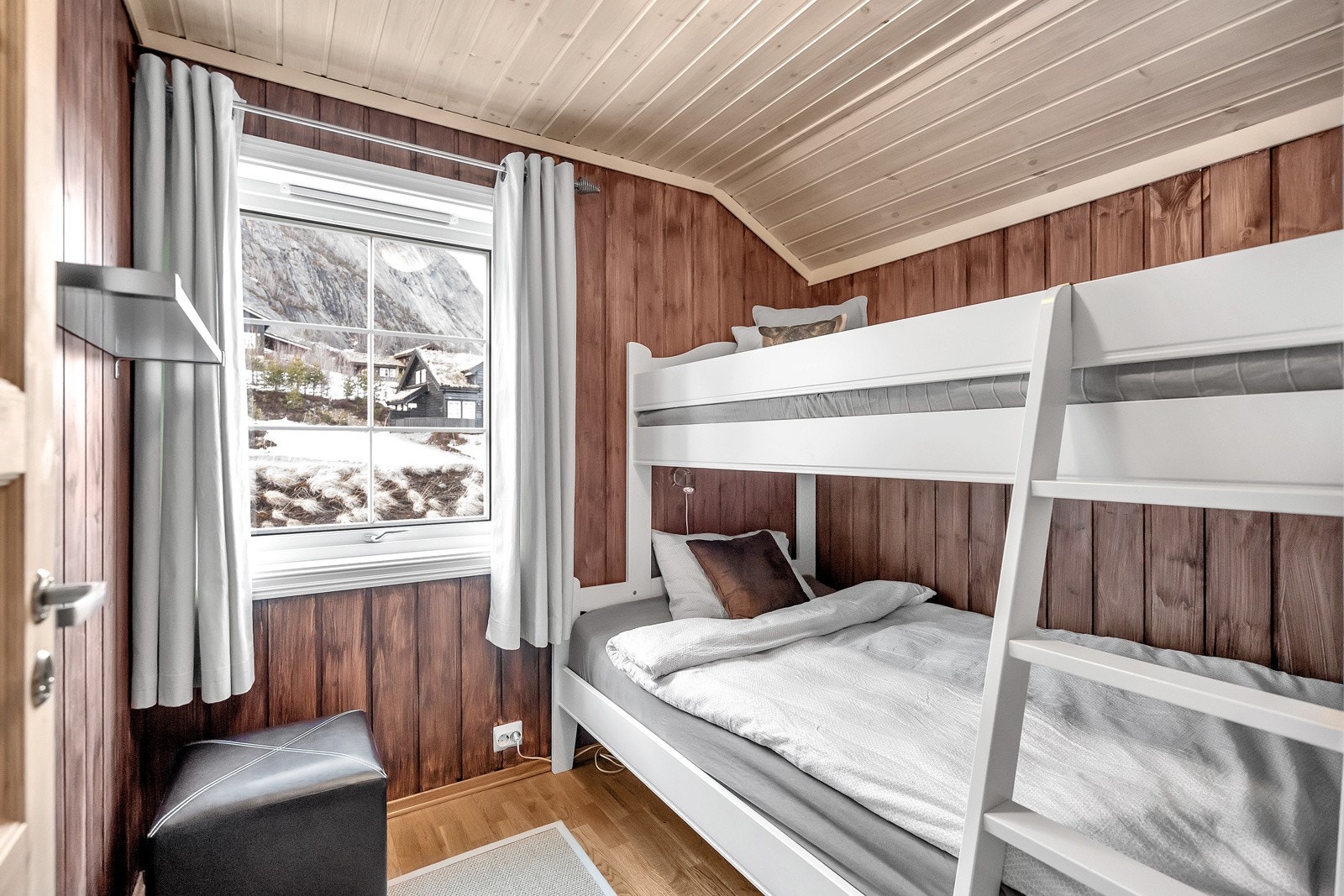 Soverommene i loftsetasjen er i dag innredet med 6 sengeplasser Galleribilde