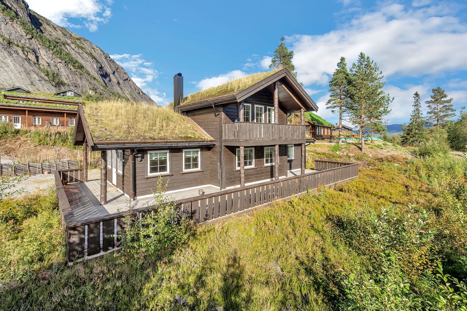 Hytta har gode solforhold og fin utsikt Galleribilde