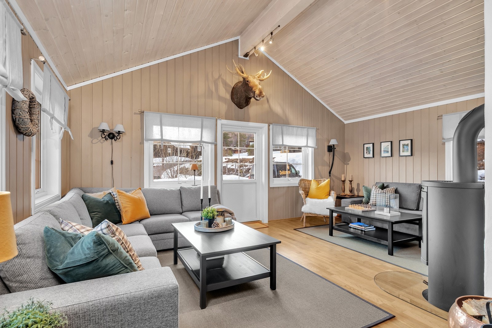 Stuedelen er romslig og har utgang til terrassen Galleribilde