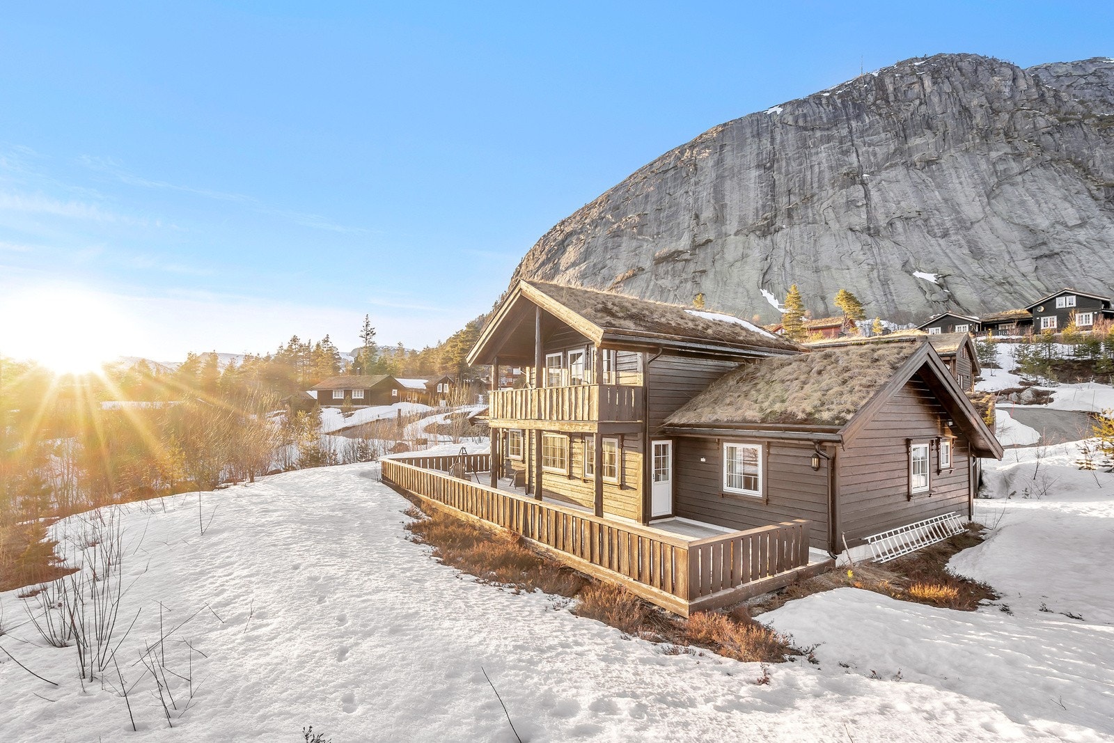 Gangavstand til alpinbakken og oppkjørte skiløyper vinterstid Galleribilde