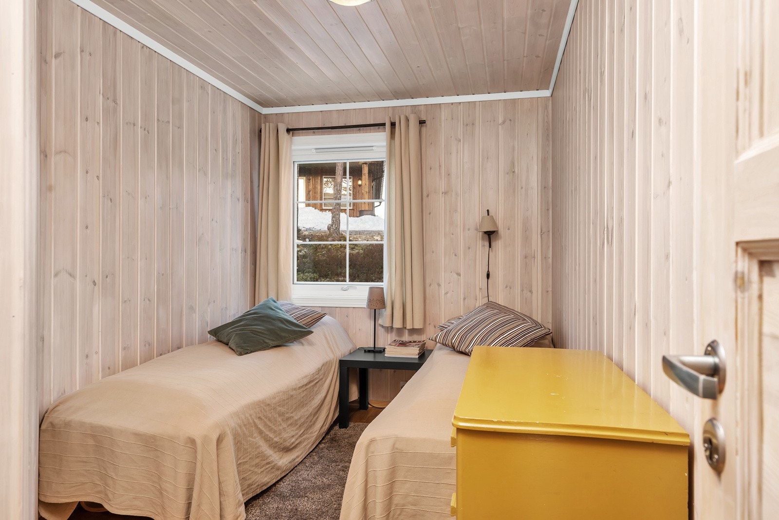 Soverommene i 1. etasje er i dag innredet med 4 sengeplasser Galleribilde