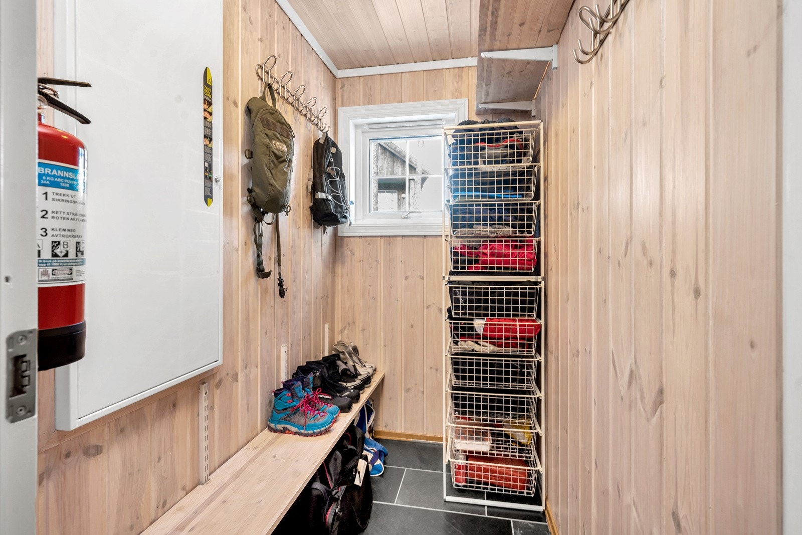 Hytta har en innvendig og en utvendig bod Galleribilde