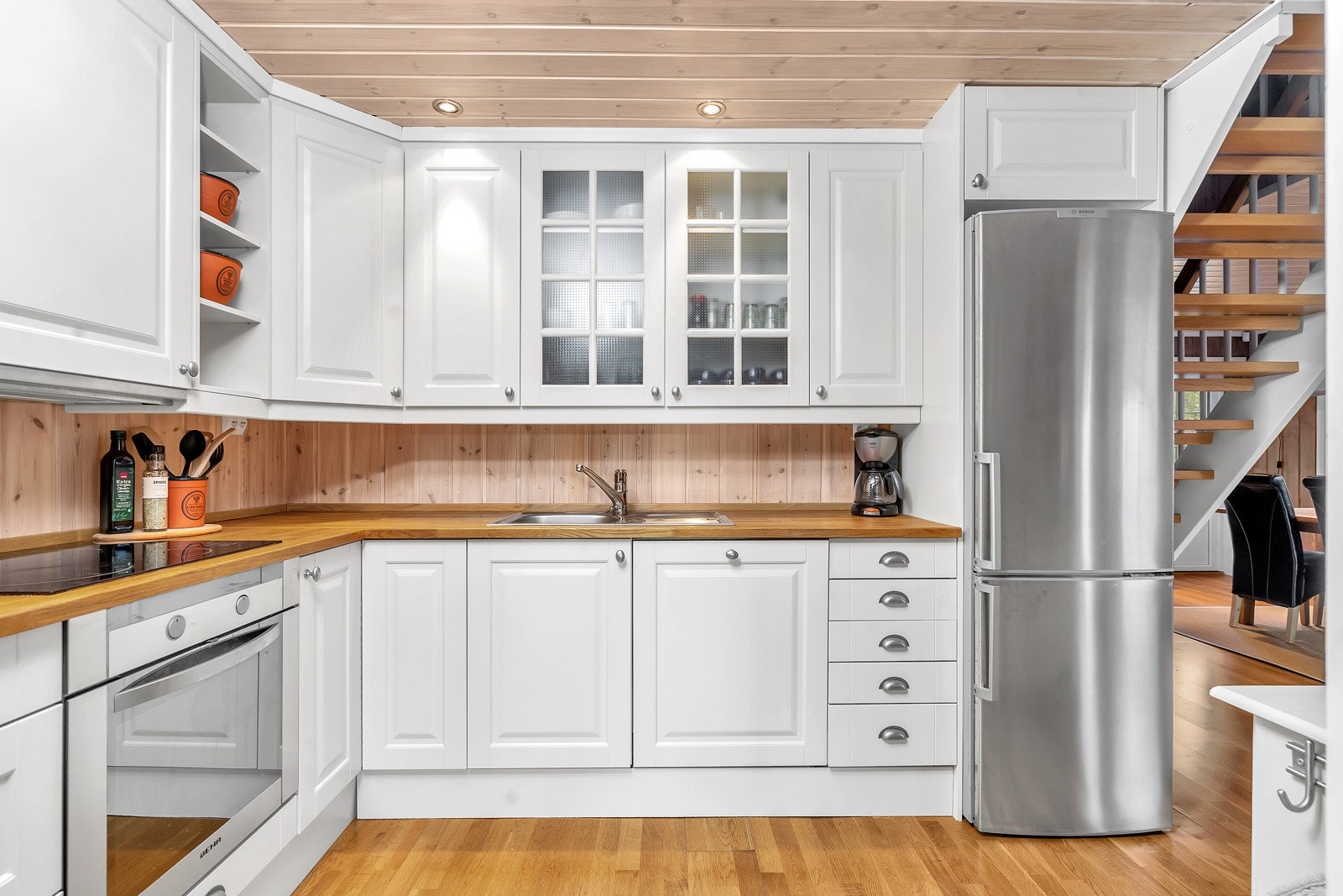 Kjøkkeninnredning med heltre benkeplate og profilerte fronter Galleribilde