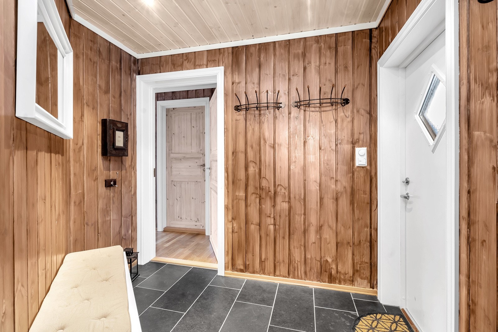 Velkommen inn i en praktisk gang! Herfra er det dør inn til bod Galleribilde