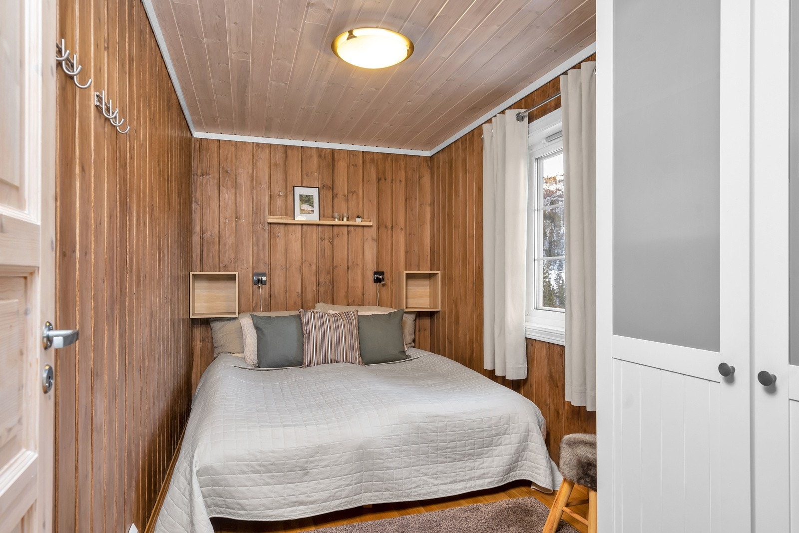 Det er to soverom i 1. etasje Galleribilde