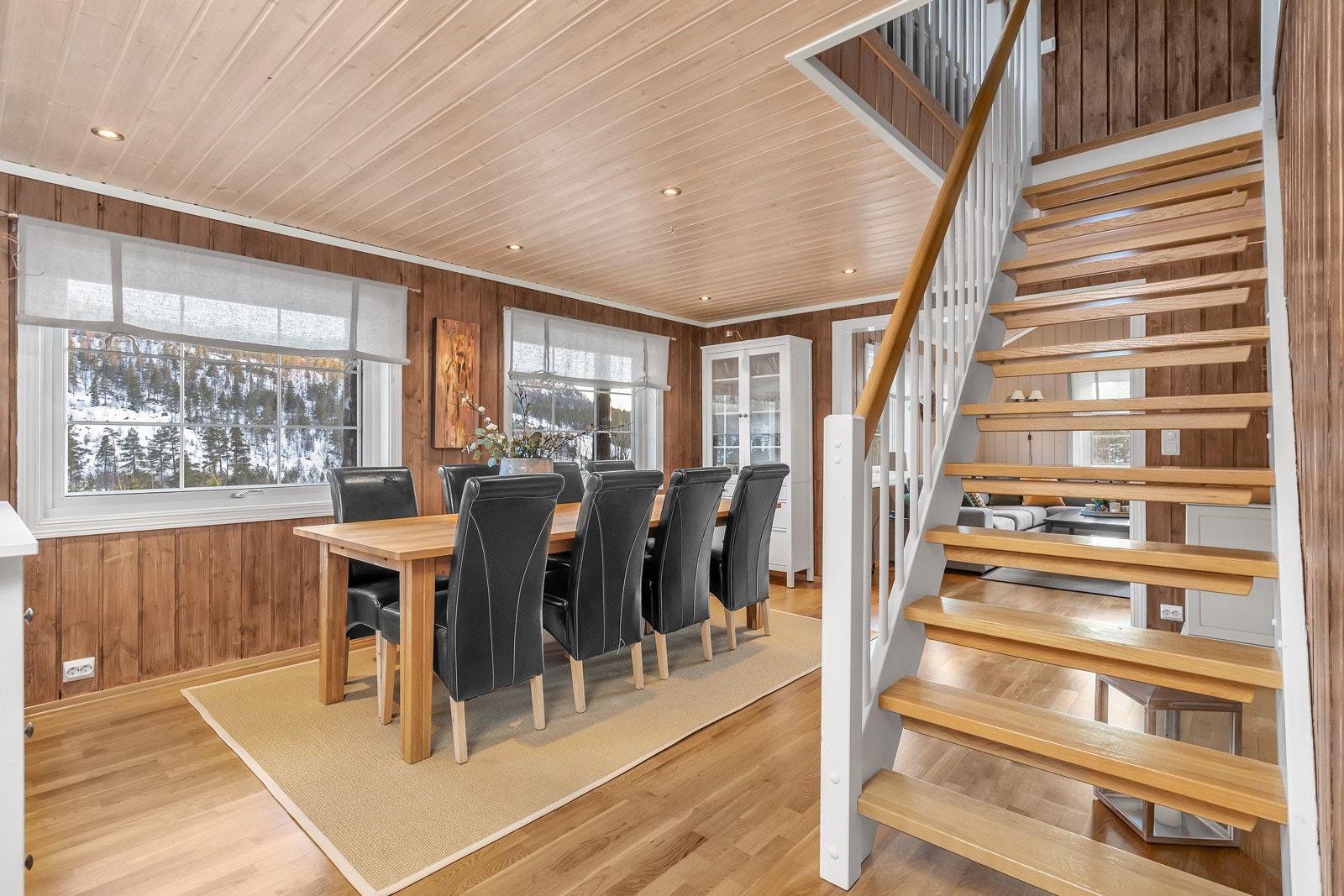 Hyggelig spisestue, herfra går også trappen opp til loftsetasjen Galleribilde