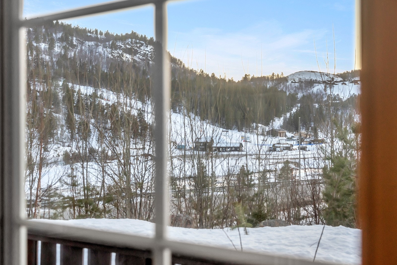 Hytta har fin utsikt, også mot alpinbakken Galleribilde