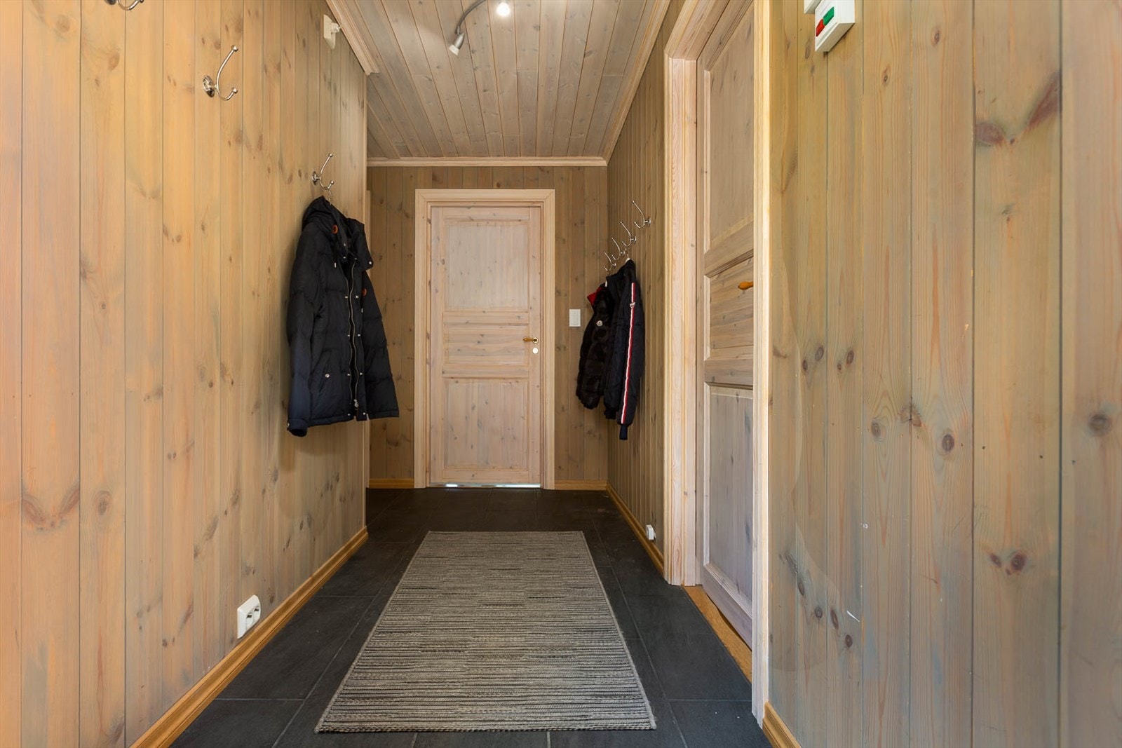 Romslig flislagt gang. Galleribilde