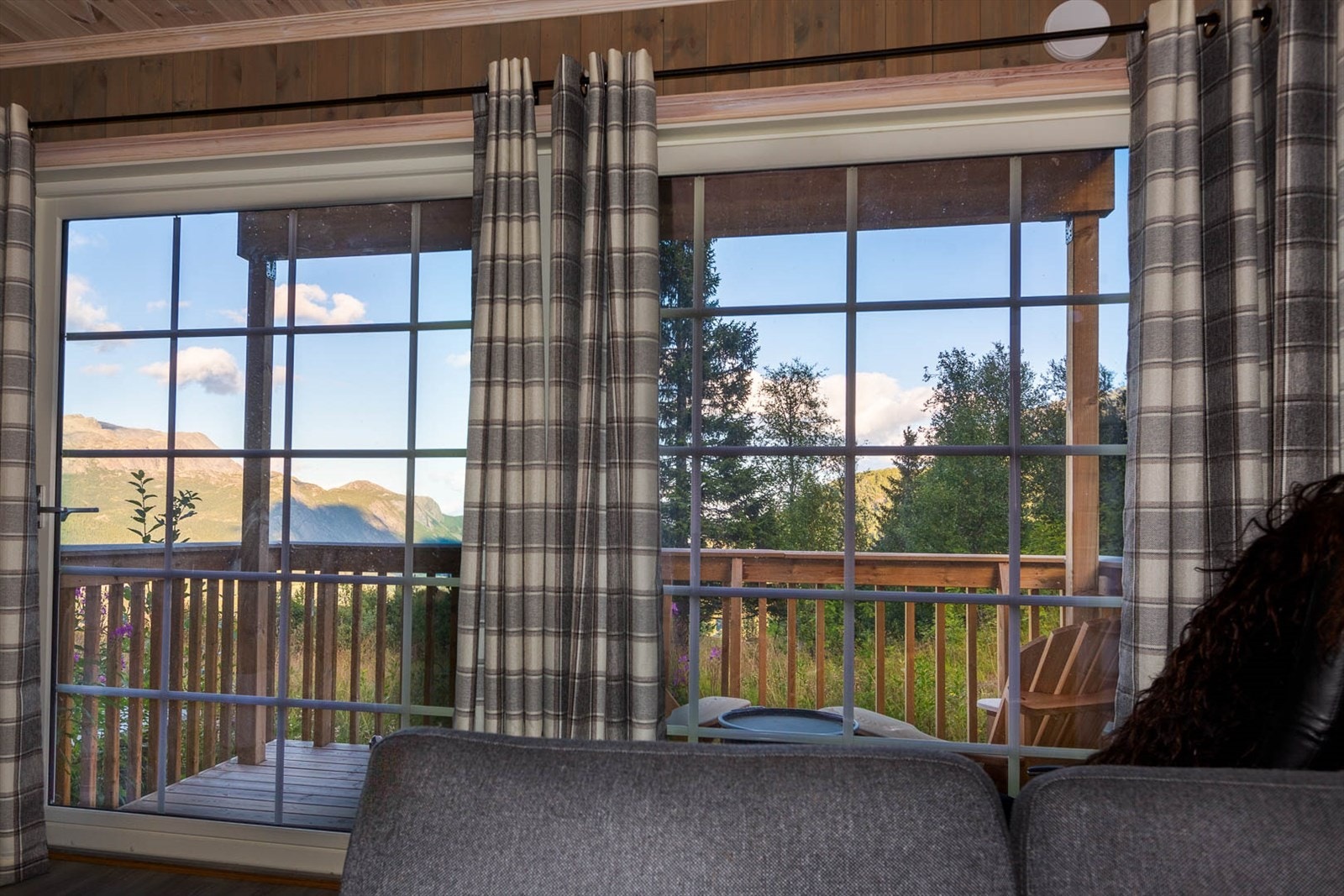 Store vindusflater som gir et åpent og lyst preg. Galleribilde