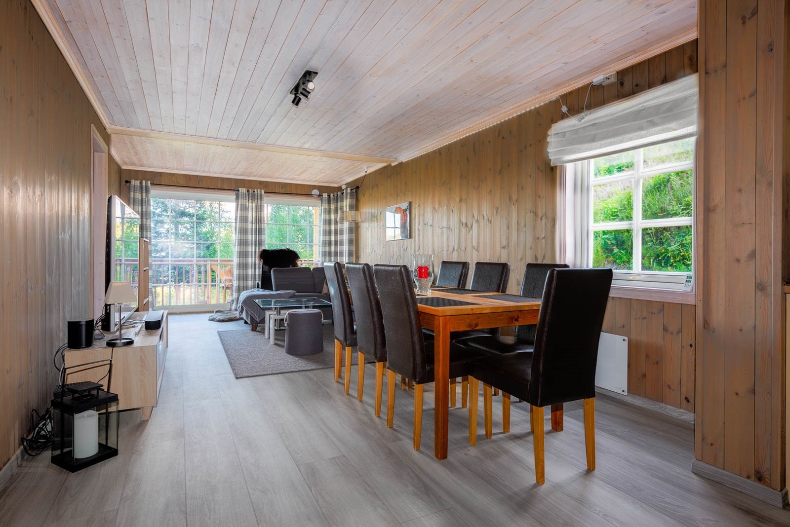 Romslig stue med god plass til spisebord og sofagruppe. Galleribilde