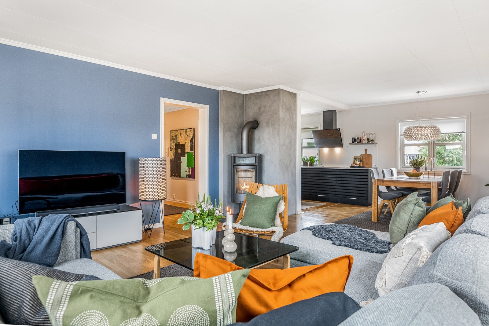 Boligen har fleksible bruksmuligheter, den er idag innredet med to leiligheter + full kjeller og loft