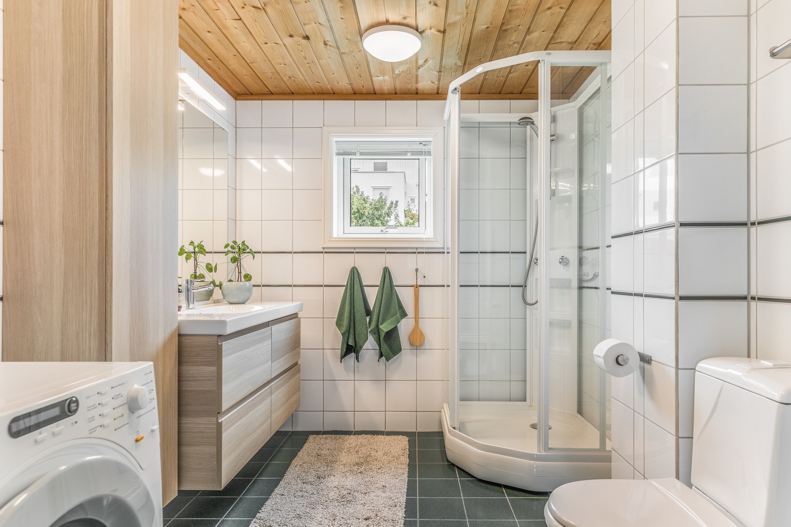 Badet i 1 etasje ble pusset opp i 1995. Nytt dusjkabinett i 2011