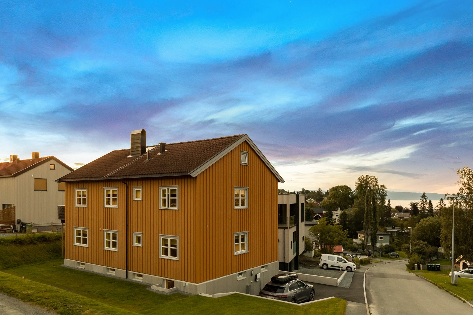 2021-2022: Ny drenering og 10 cm etterisolering i kjeller, nye kjellervinduer, lagt betongplater, nye avløpsrør og stoppekran