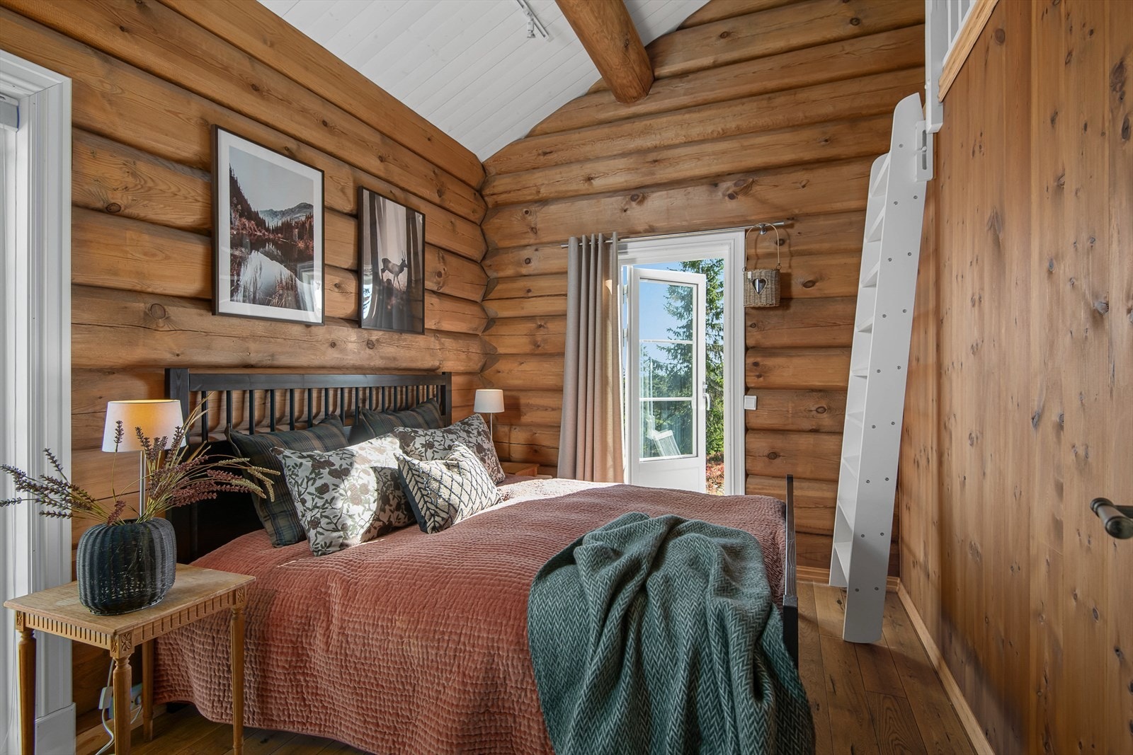 Soverom 1 med direkte utgang til terreng og hems. Galleribilde