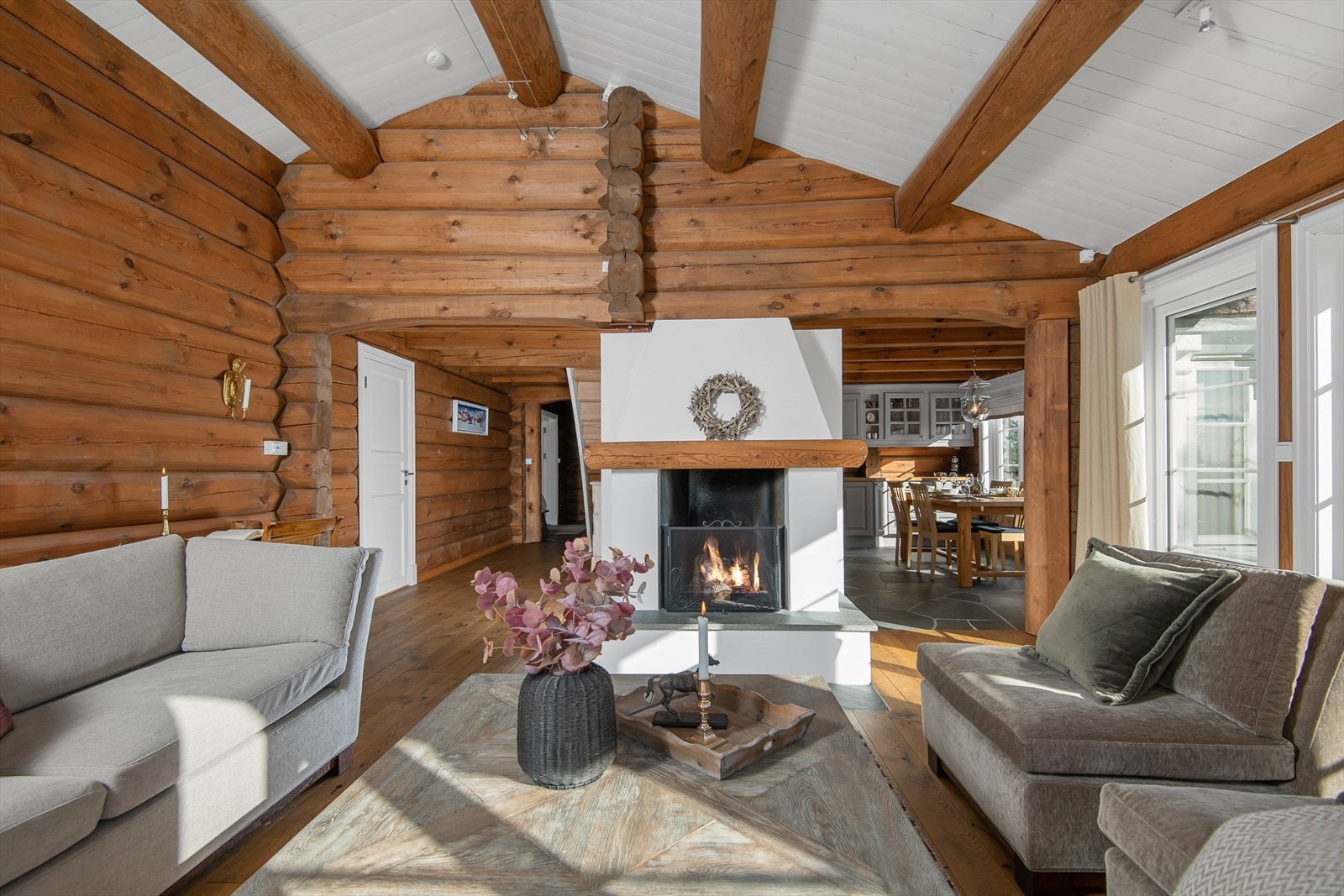 Stor og luftig stue med gode møbleringsmuligheter. Galleribilde