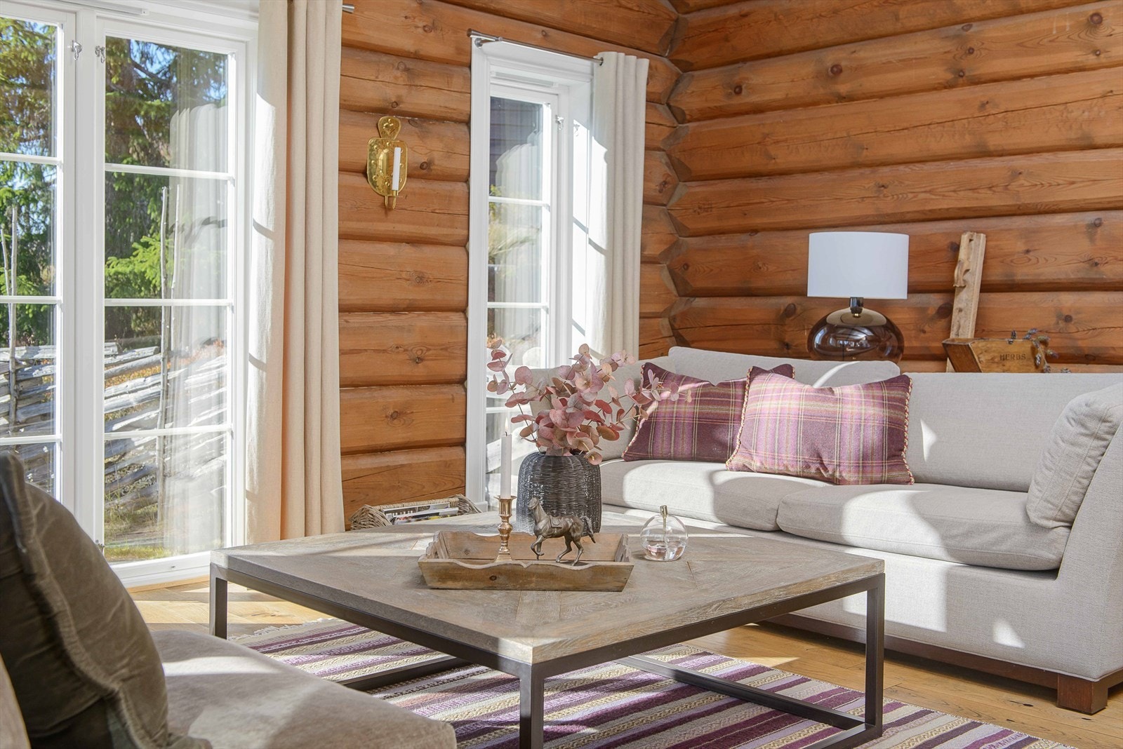 God plass til sofagruppe og øvrig møblement i rommet. Galleribilde