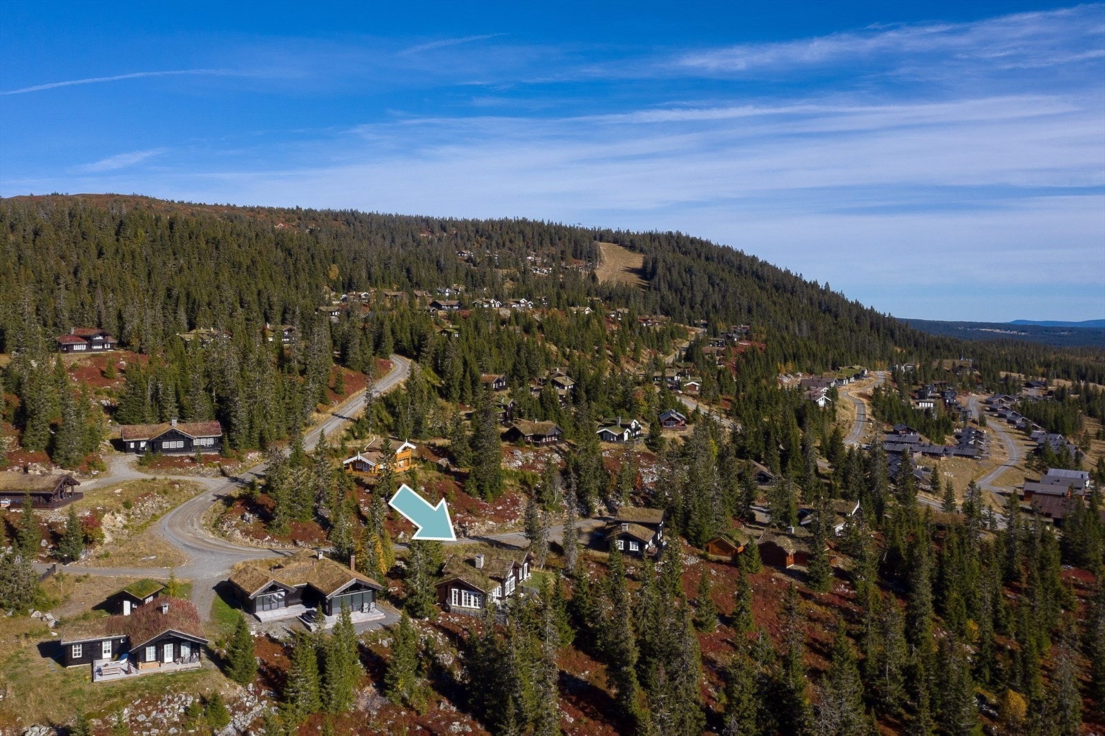 En av alpinbakkens hovedløyper ses øverst i bilde. Galleribilde