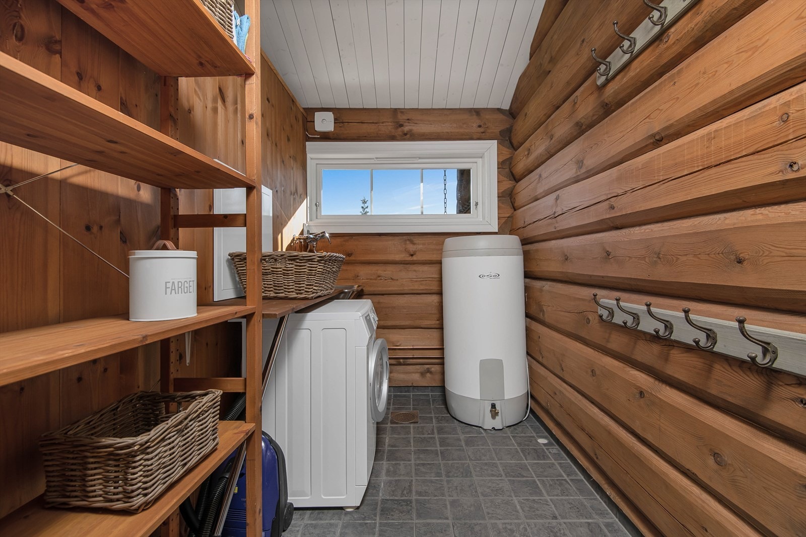 Vaskerom med utslagsvask og opplegg til vaskemaskin. Galleribilde