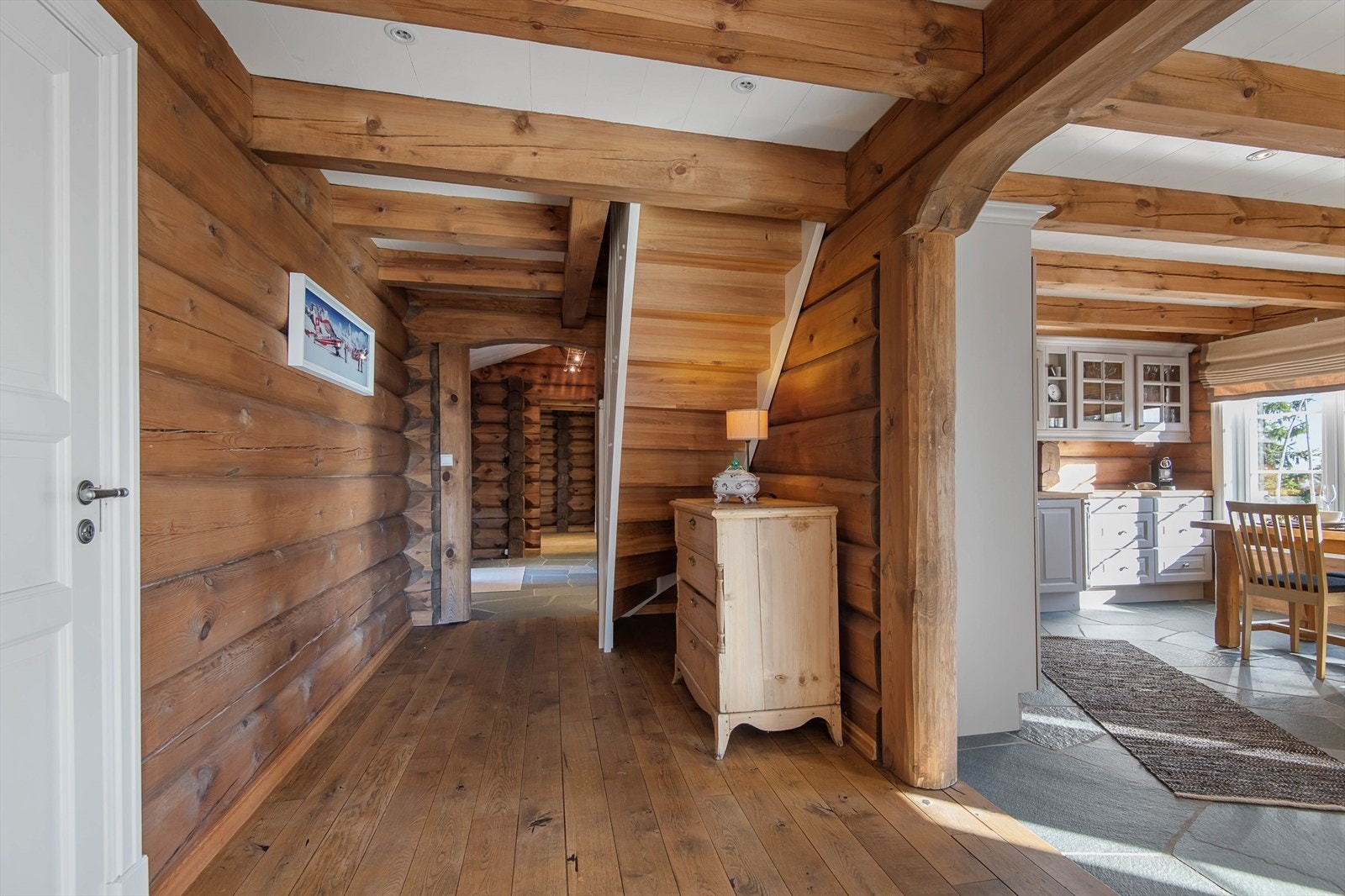 Tilgang til andre etasje fra gang i stue. Galleribilde