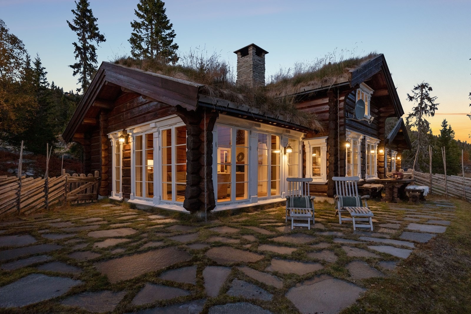 En meget lekker tømmerhytte beliggende i attraktive omgivelser med solrik beliggenhet Galleribilde