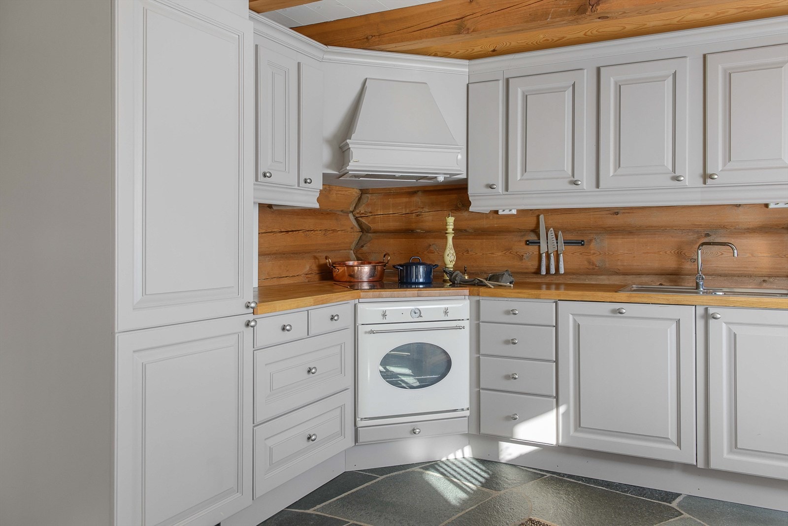 Integrert komfyr, koketopp, kombiskap kjøl/frys og oppvaskmaskin medfølger handelen. Galleribilde