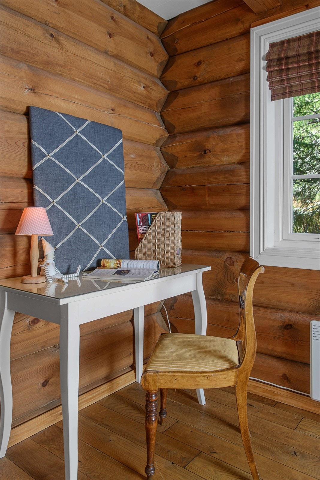 Soverom 5 med plass til sminkebord eller kontorpult om ønskelig. Galleribilde