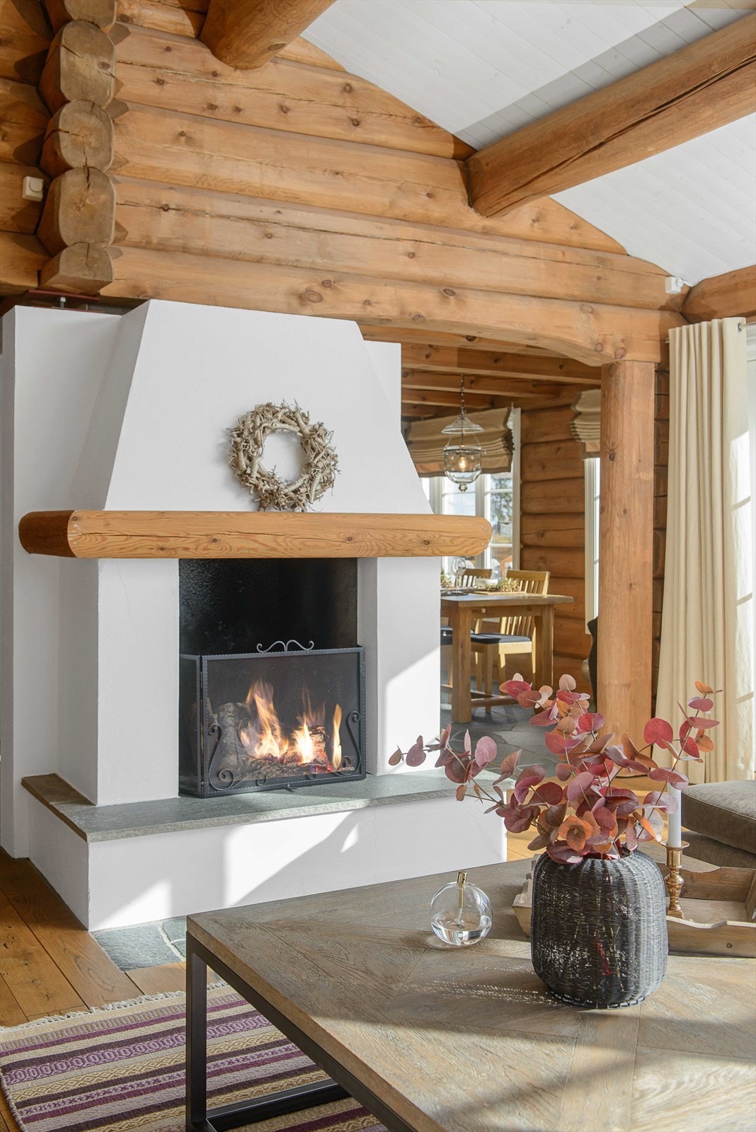 I stuen er det montert peis, som gir god temperatur og knitrende hygge på kalde gråværsdager. Galleribilde