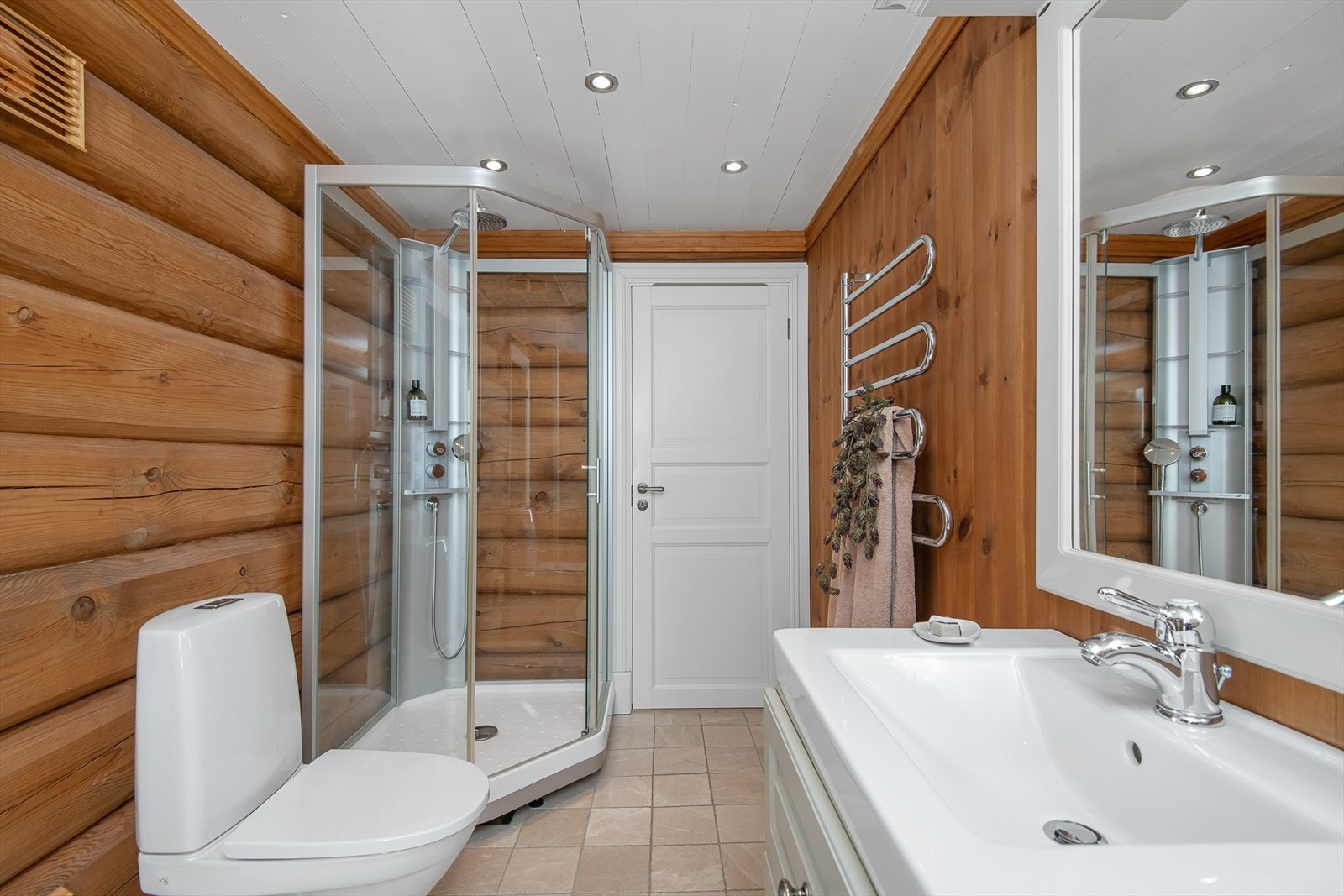 Flislagt gulv med varme i rommet. Galleribilde