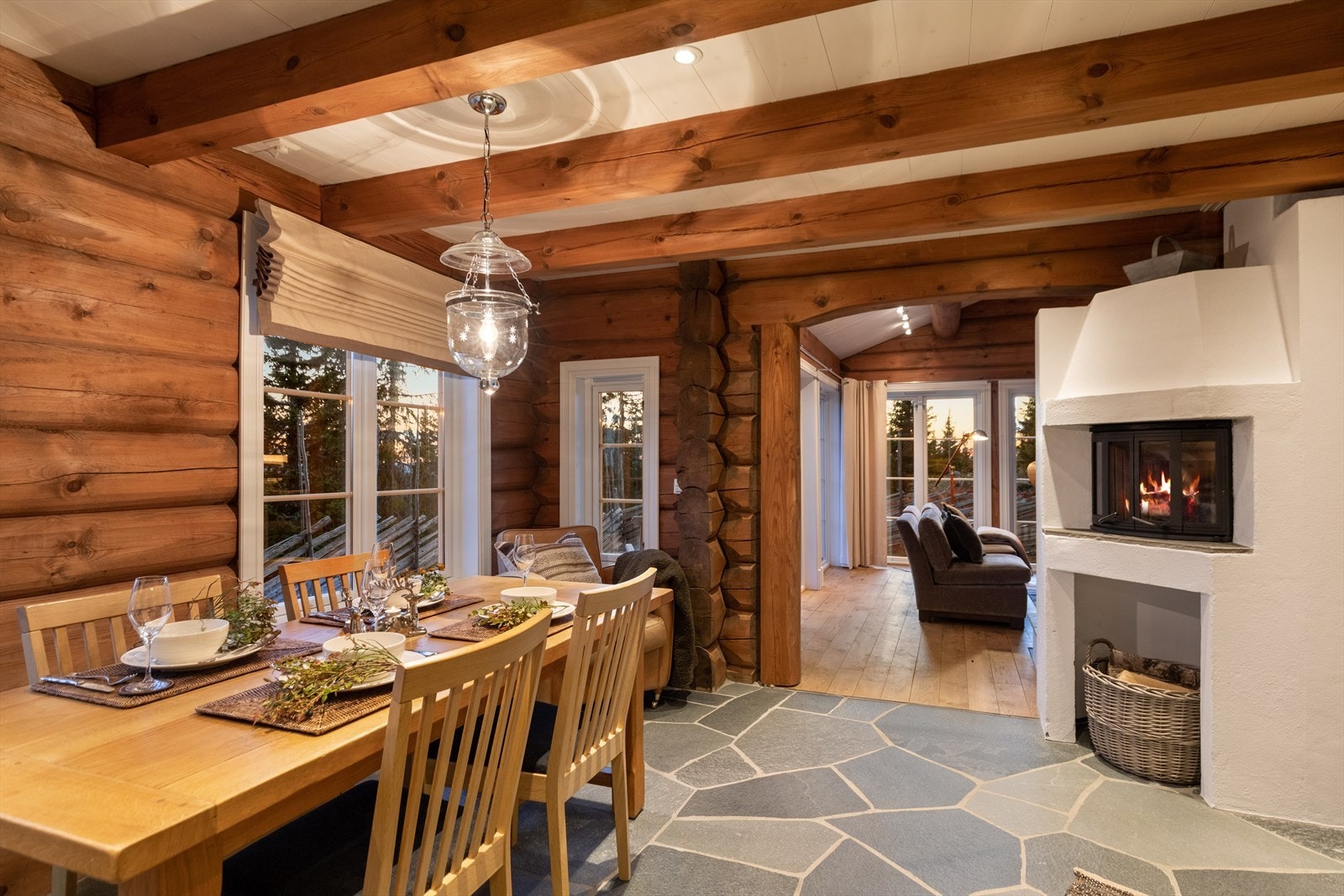 Kveldsstemning fra spisestuen. Galleribilde