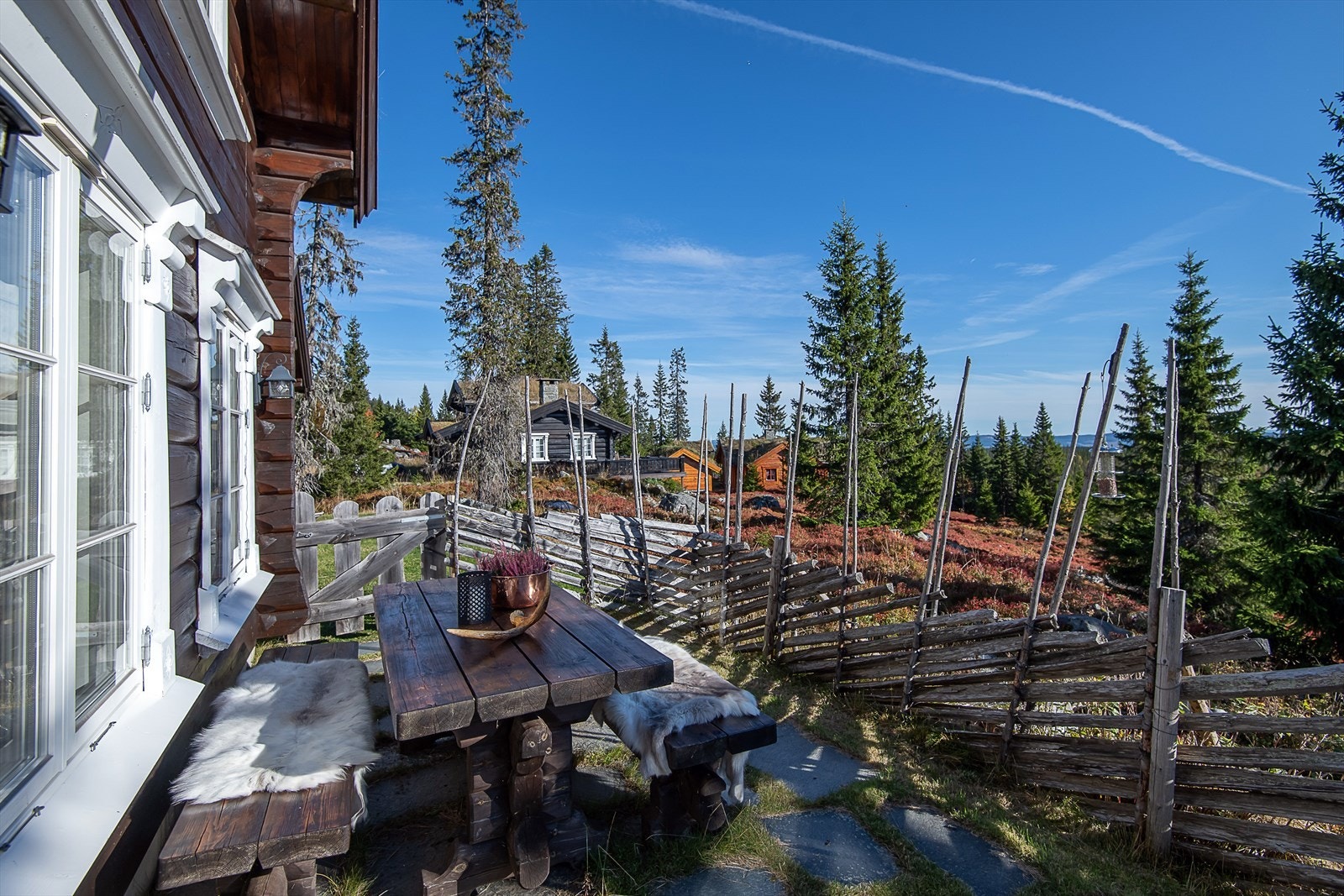 Tomten er en pent opparbeidet naturtomt med skiferheller, gressarealer og skigard. Galleribilde